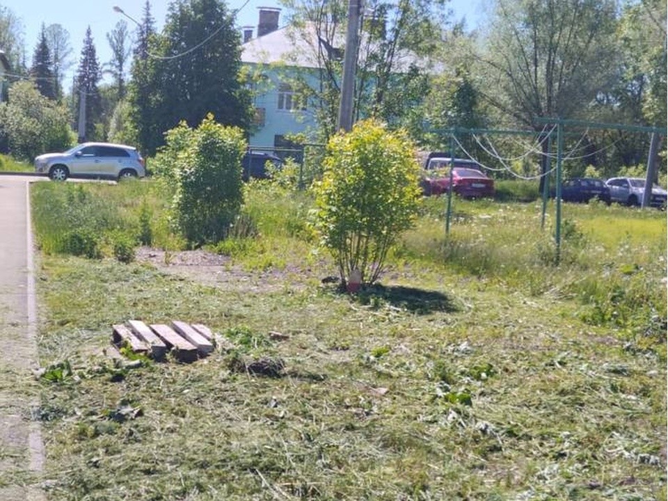 В Демихове окосят траву на улице Заводской