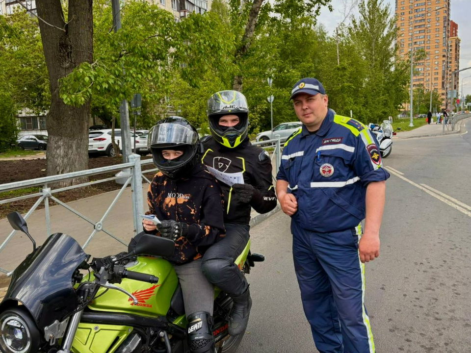 Автоинспекторы напомнили мотоциклистам Химок о самом главном атрибуте во время езды