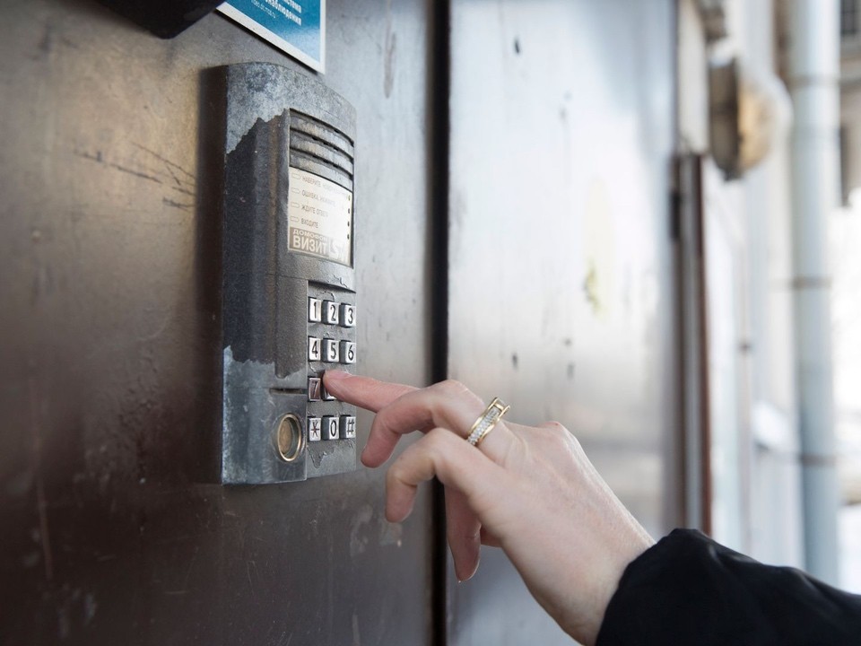 Мошенники стали обманывать россиян под предлогом выдачи ключей от «нового домофона»