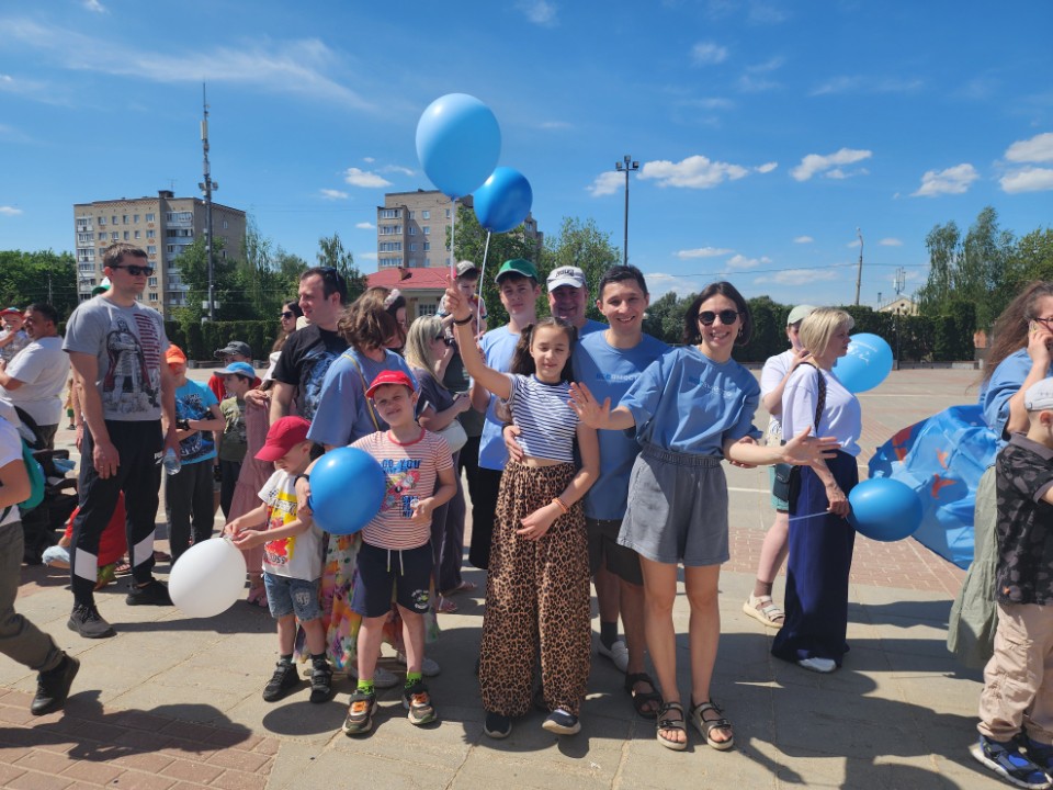Около 400 человек вышли на праздничный парад семей в Истре