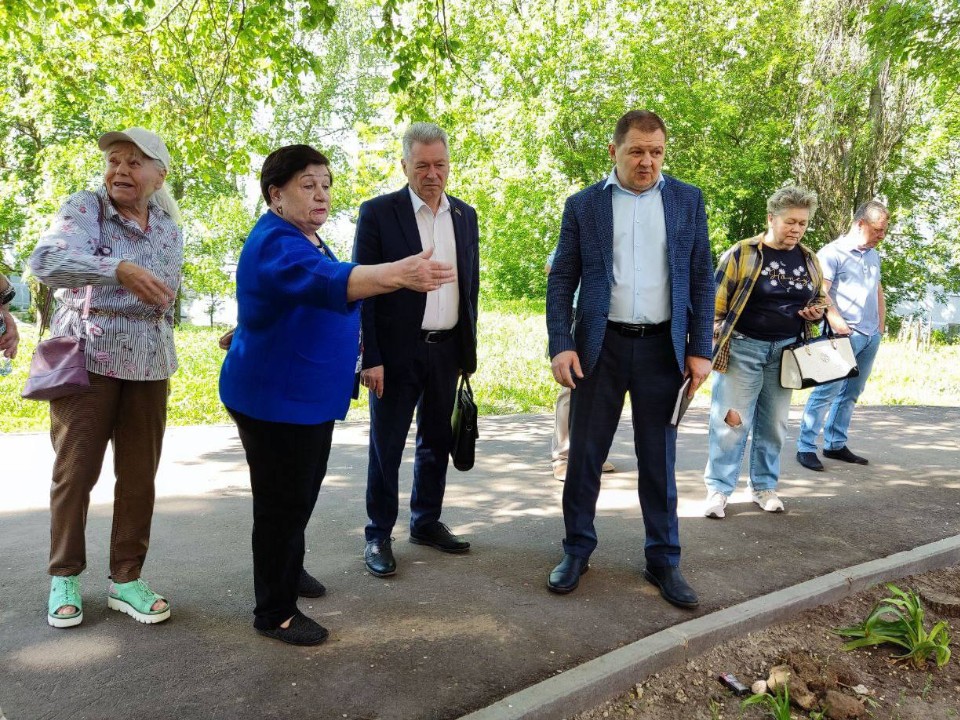 Жителям Лыткарина пообещали и ремонт крыши, и грунт для цветов