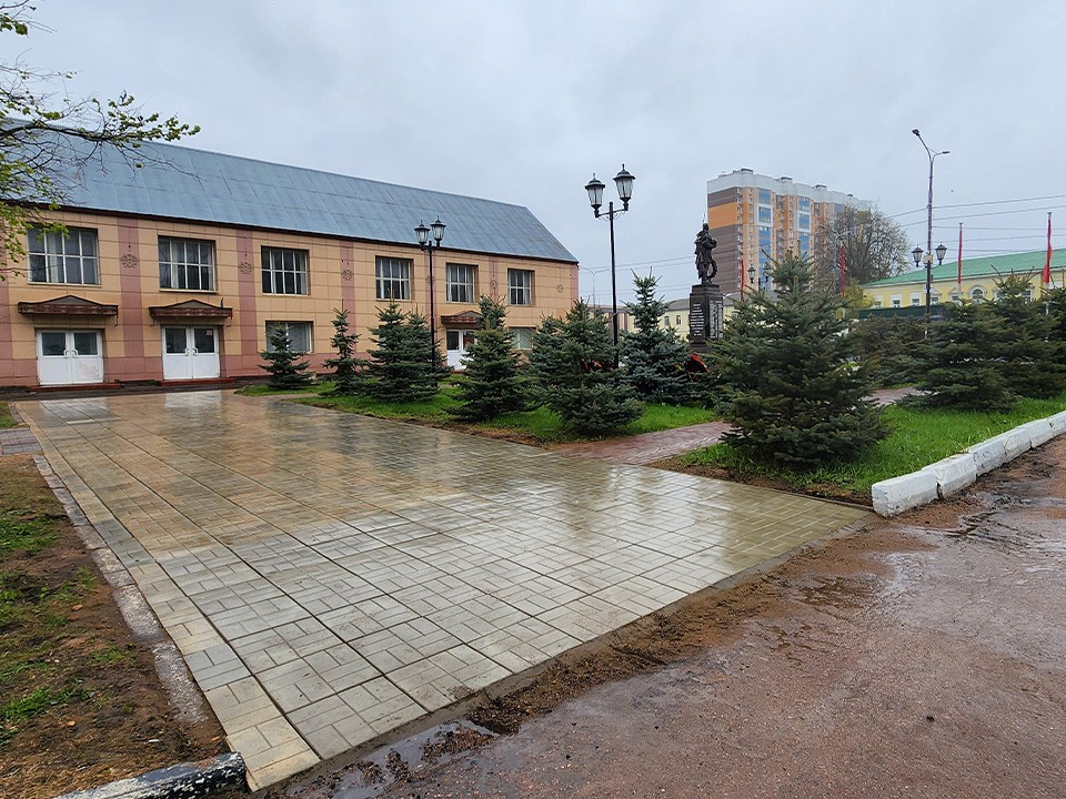 На Советской площади Солнечногорска коммунальщики провели уборку