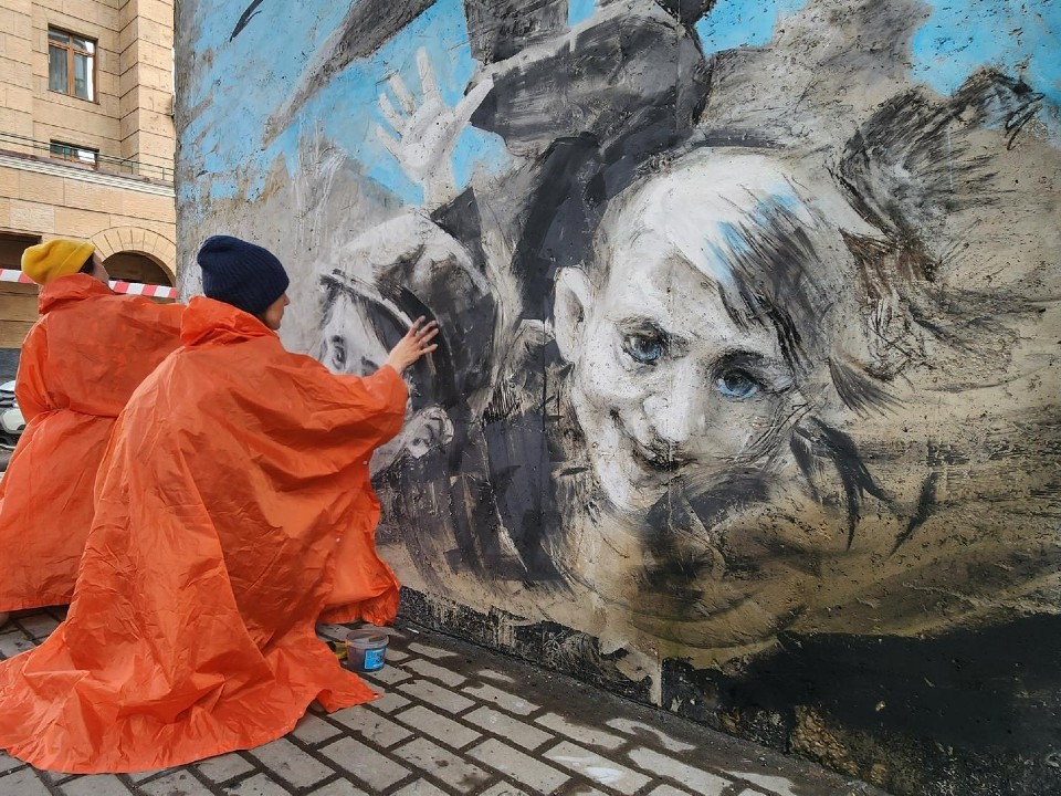 Патриотическое граффити ко Дню Победы украсило стену в Химках