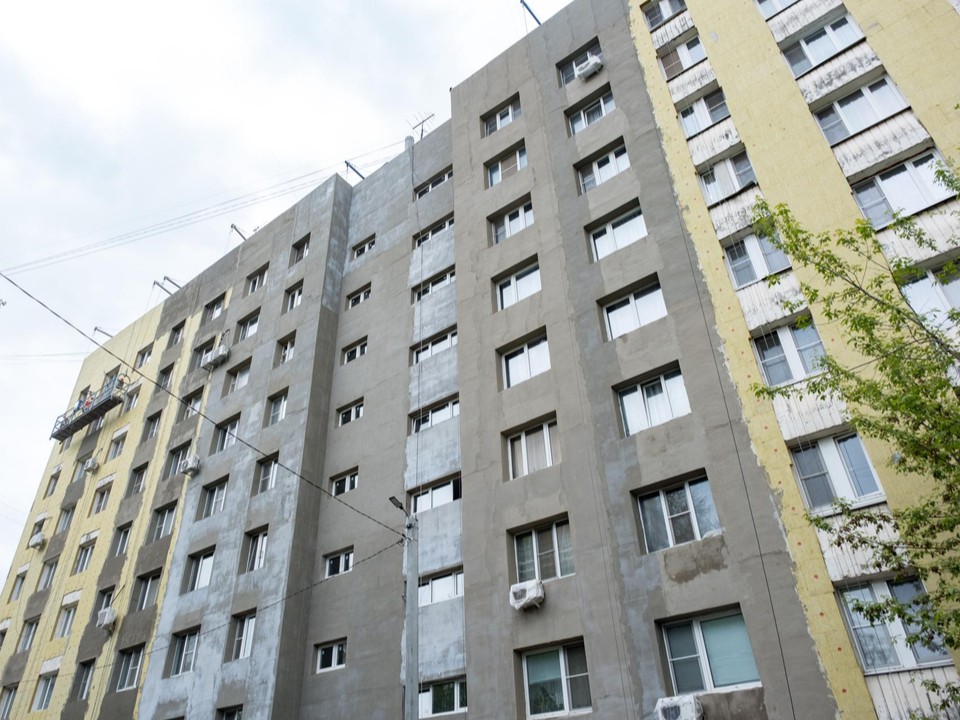 Фасад дома в первом квартале Лыткарина утеплят до конца лета