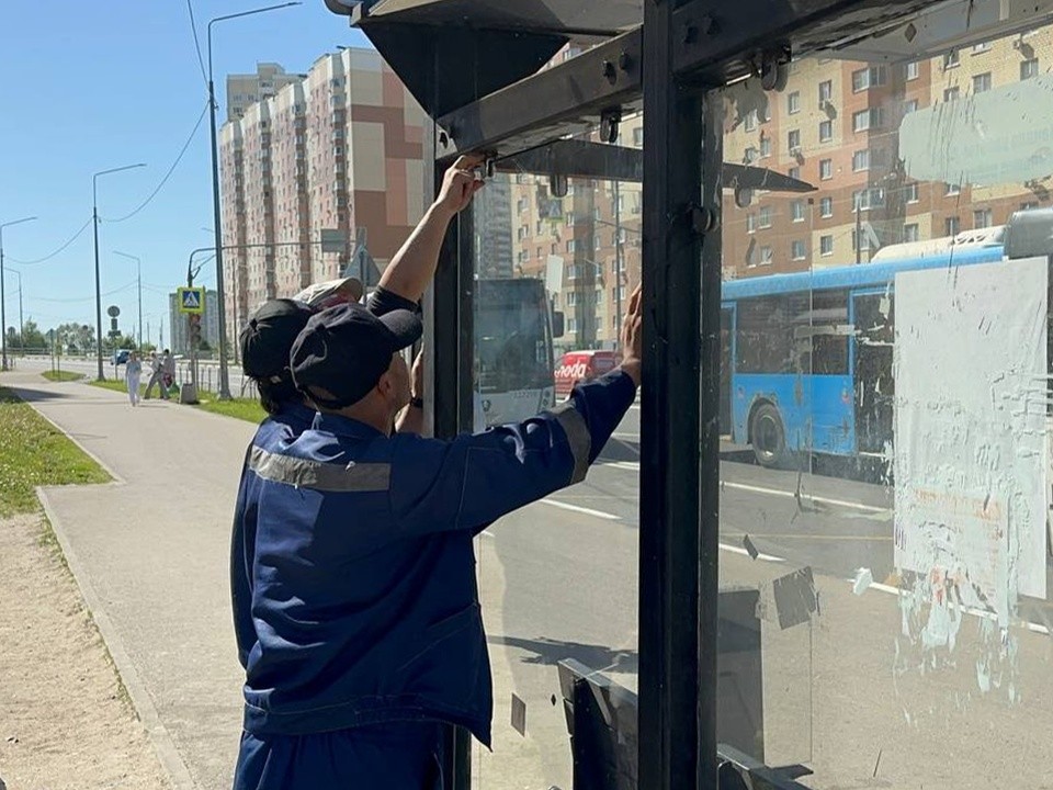 С остановок на Первомайской улице удалили незаконную рекламу