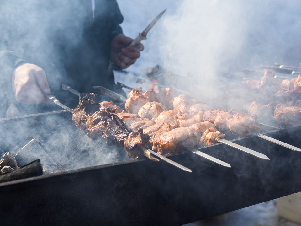 Сочное мясо для шашлыка: как выбрать лучшие куски и правильно замариновать
