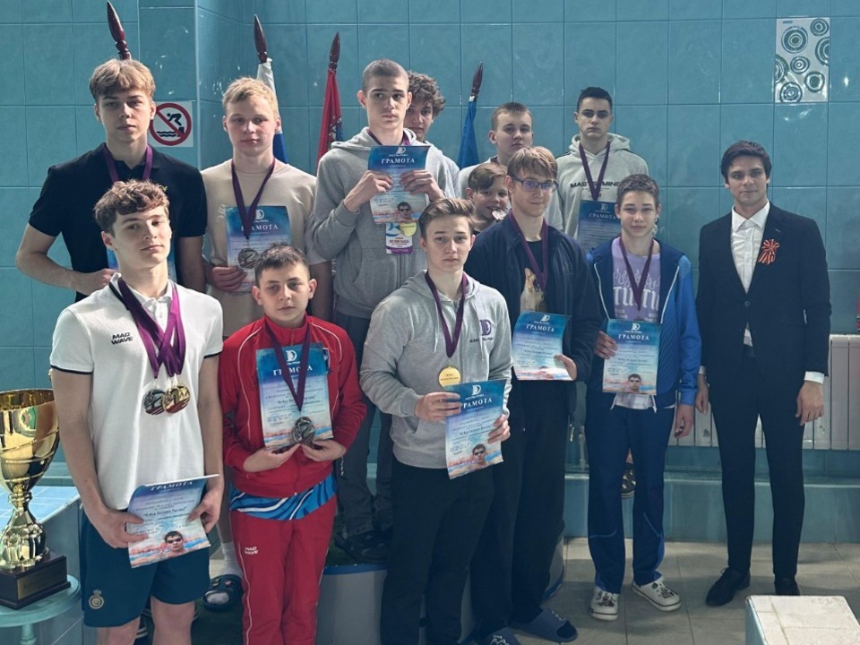 Олимпийский чемпион вручил дмитровчанам медали и кубки