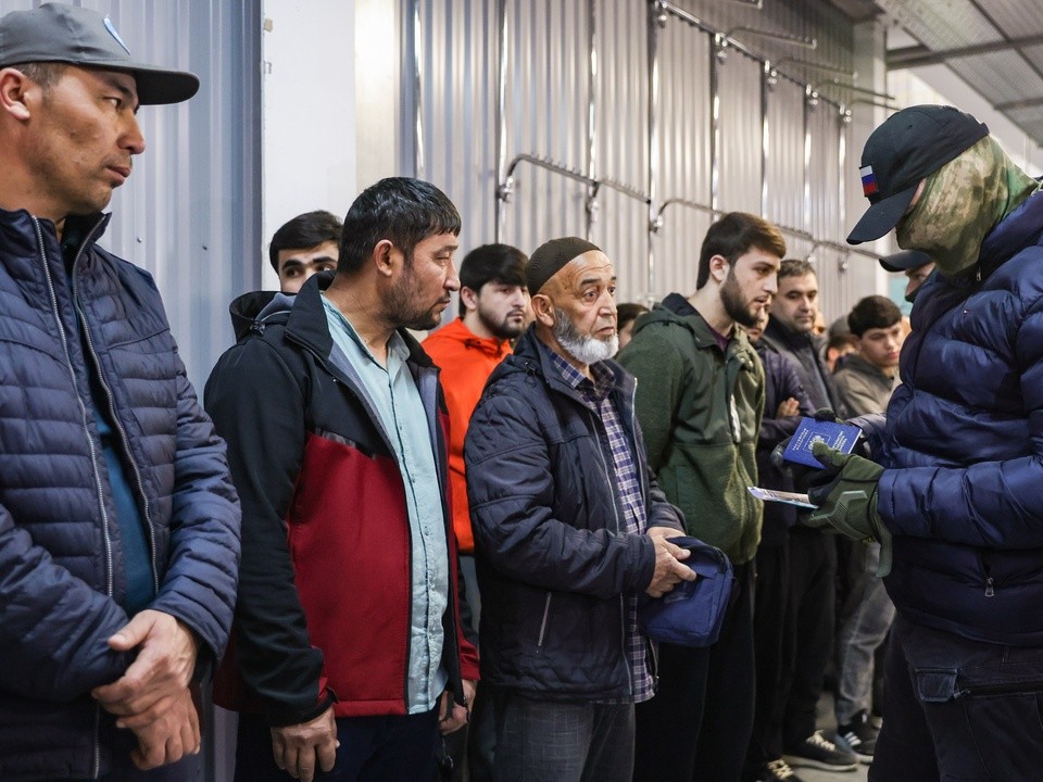 Трудовым мигрантам придется платить депозит при въезде в Россию
