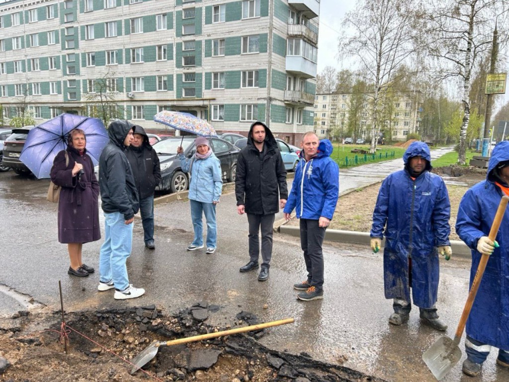 На Первомайской в Запрудне заасфальтируют подход к подъезду в доме №10