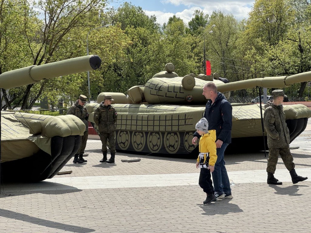 Выставка техники, концерты, возложения цветов: как Красногорск отмечает юбилей Великой Победы