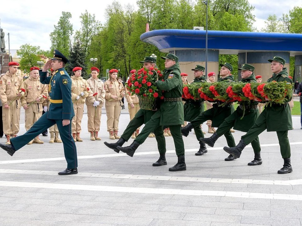 В Подольске возложили цветы к стеле «Город трудовой доблести»