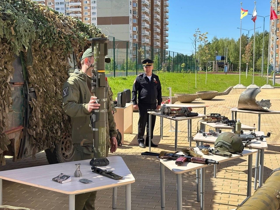 Фронтовой УАЗ, боевые гранаты и трофеи с СВО показали школьникам Домодедова