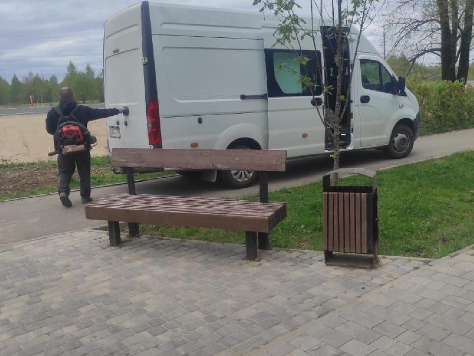 Сломанную лавочку восстановили в Рижском сквере