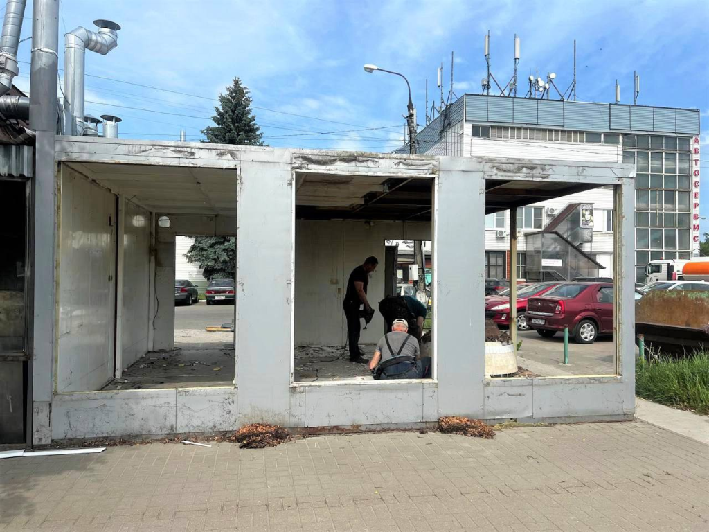 В Жуковском демонтируют незаконно установленные торговые объекты