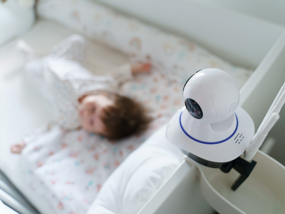 Эксперт предупредила о рисках взлома детских камер и радионянь