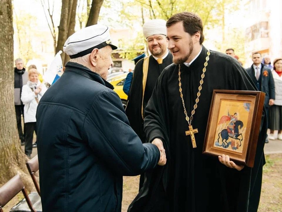 Ветерана с Днем Победы поздравили представители Пушкинского благочиния