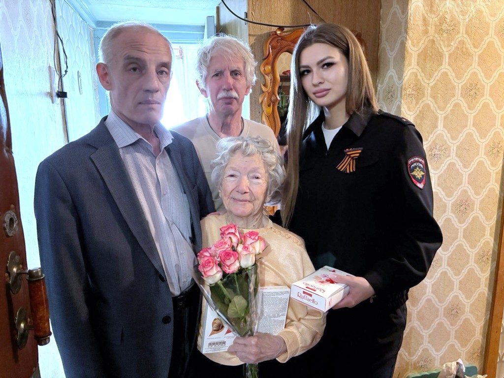 В Ступине поздравили с наступающим Днем Победы труженицу тыла Веру Жук