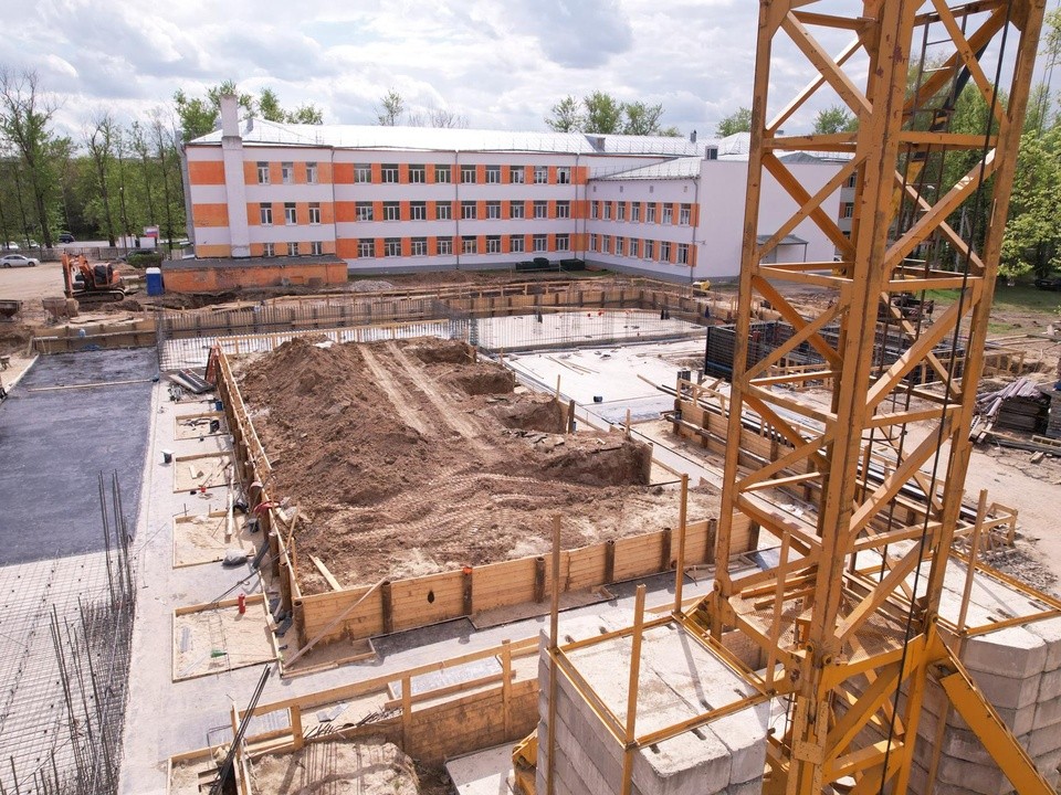 К устройству инженерных сетей приступили на стройке нового корпуса лицея в Бронницах