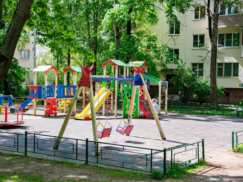 Детскую площадку на Набережной улице приведут в порядок