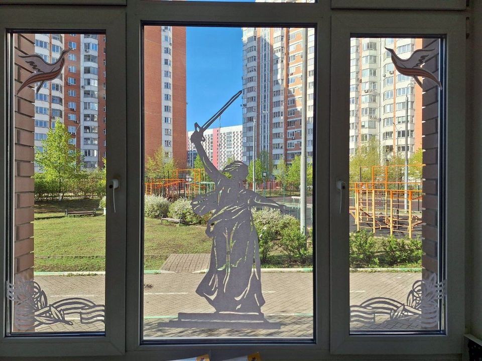В школах Балашихи украсили окна к 9 Мая