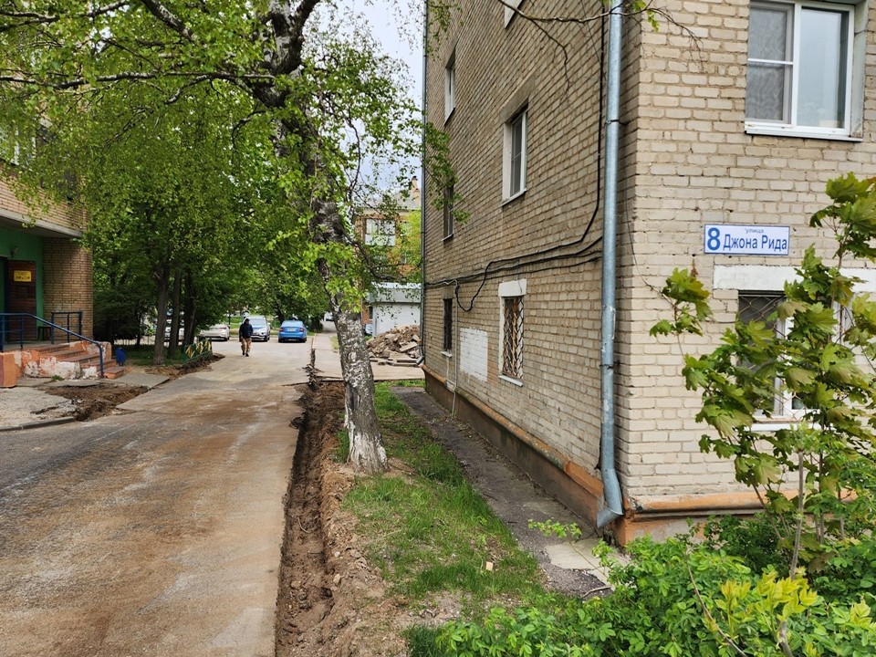 Во дворе на Ворошилова заменят бордюры и озеленят территорию