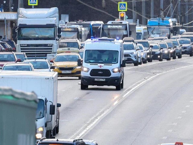 Автохамка на внедорожнике помешала проезду скорой помощи в ЖК «Пехра»