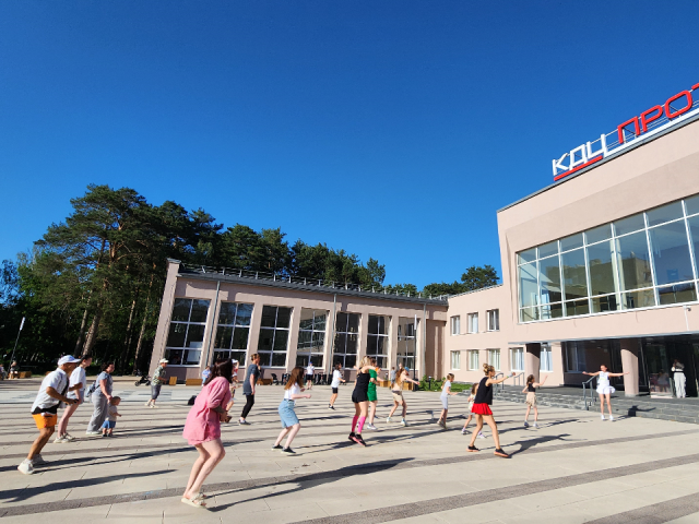Протвинцы станцевали зумбу на площади у Дома культуры