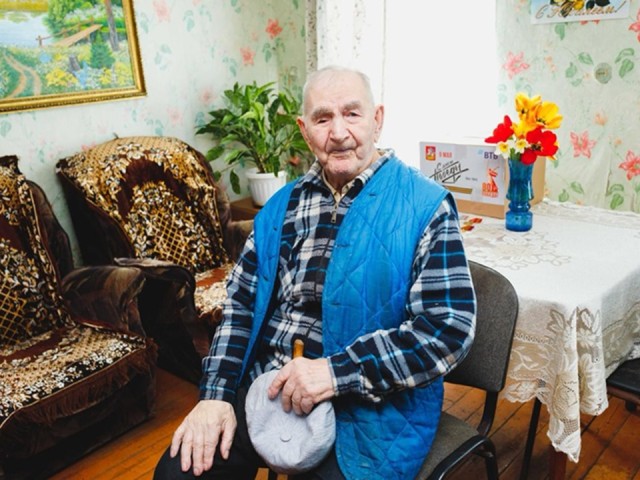 Ветерана из деревни Бурцево поздравили с наступающим 80-летием Победы