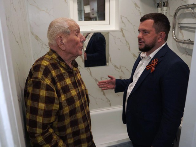 В Шатуре 95-летнему ветерану отремонтировали ванную комнату ко Дню Победы