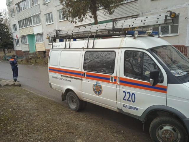 Подмосковные спасатели помогли транспортировать в больницу мужчину с инфарктом