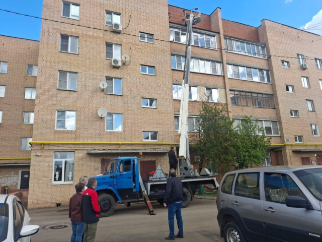 Депутат Серебряных Прудов помог решить проблему протекающей крыши в многоэтажке