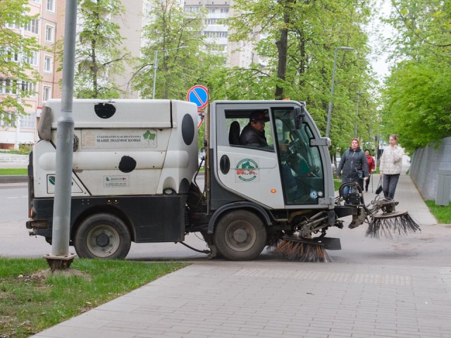 Коммунальщики Лыткарина моют дороги и остановки города