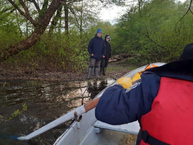 Спасатели эвакуировали отца с сыном с острова на Можайском водохранилище