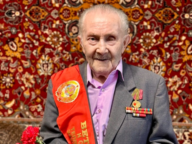 Поздравления с 95-летием принимает участник трудового фронта Юрий Иванов