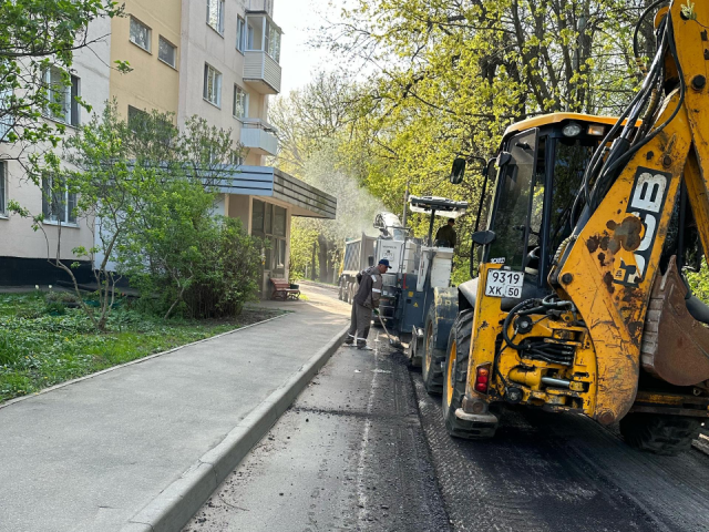 В Развилках, Новодрожжине, Боброве и Горках Ленинских укладывают двухслойное покрытие на тротуары