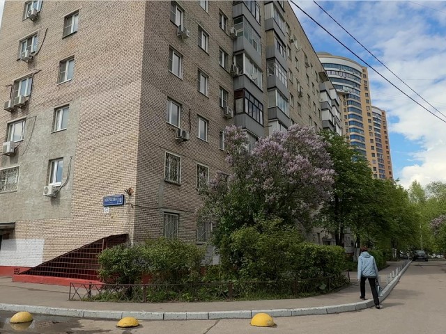Современные радиаторы и новая плитка появляются в городских подъездах