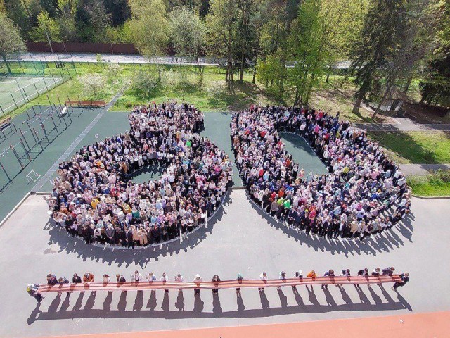 Во Власихе 1400 школьников и педагогов создали живую цифру «80» в честь юбилея Победы