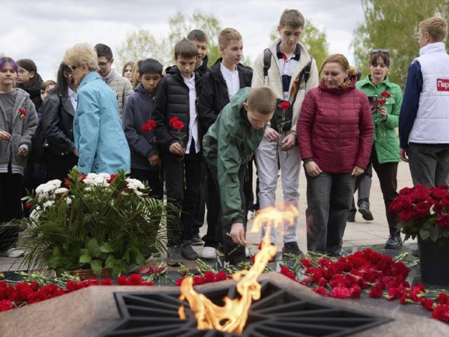Королевцы возложили цветы и почтили минутой молчания героев у Мемориала Славы