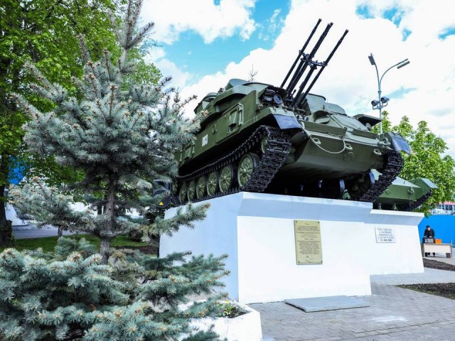 Отреставрированный мемориальный комплекс открыли возле двух заводов в Мытищах