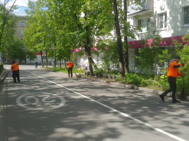 Коммунальщики Дзержинского продолжают весеннюю уборку дворовых территорий