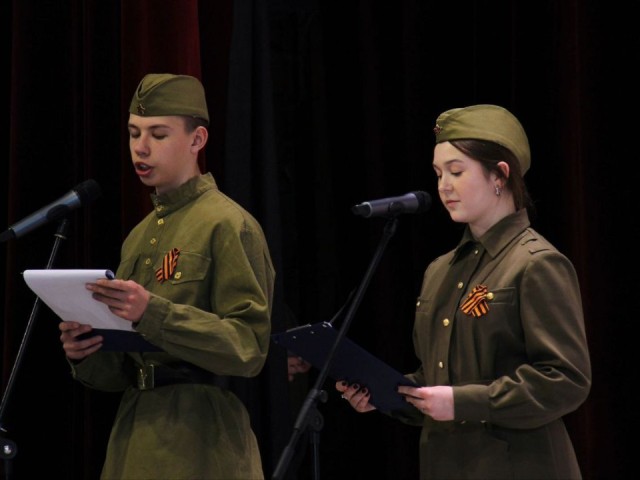 Песни о Победе исполнили дети на сцене в Березняках