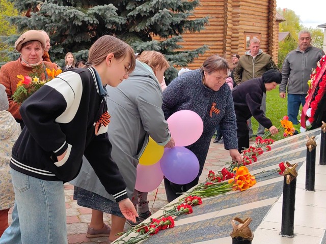 К мемориалу «Скорбящая мать» в Оболдине возложили цветы в честь юбилея Победы