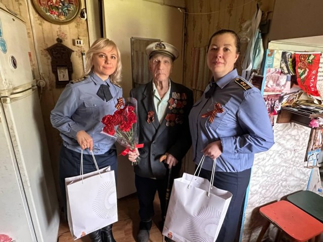 Визит к ветерану-узнику: Бориса Быкова поздравили с 80-летием Победы