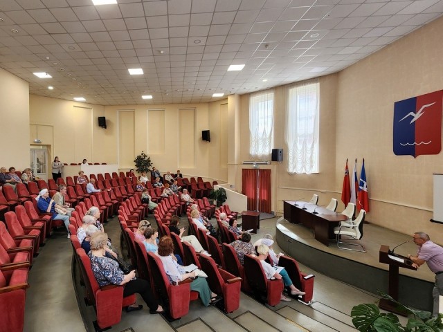 Пенсионерам в Лобне рассказали, как получить социальную поддержку