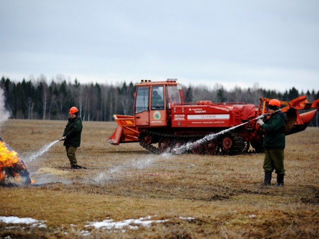 Пожарные Сергиева Посада объявили войну огненной траве