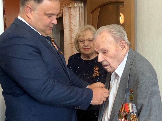 Первый знак «Почетный гражданин городского округа Власиха» вручили участнику ВОВ