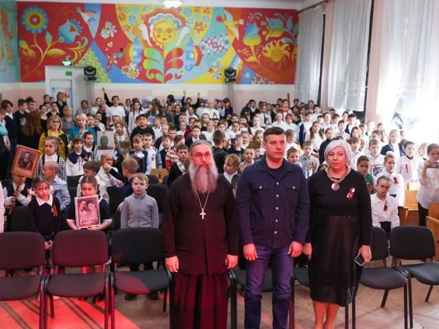 Глава Подольска Артамонов доставил подарки в школу Луганска ко Дню Победы