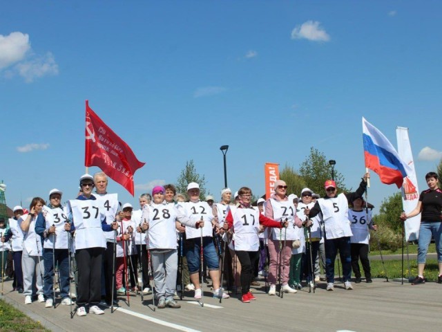 Сотня спортсменов преодолела маршрут скандинавской ходьбы в Серебряных Прудах