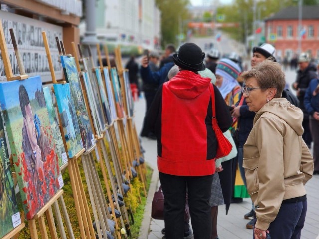 В Волоколамске открылась выставка юных художников о героях ко Дню Победы