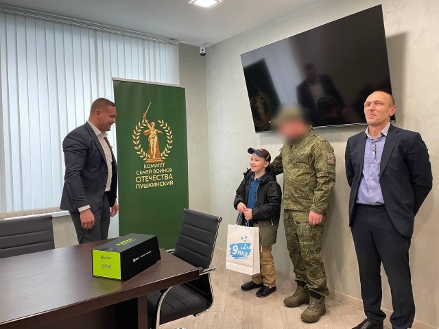 Власти Пушкино и депутат Мособлдумы передали бойцу СВО тепловизионный прицел
